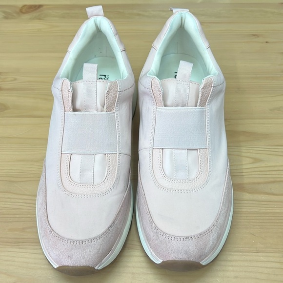 Nordstrom Rack Women’s Sneakers Sz 10M Lt Pink Slip-On EUC - Picture 1 of 9